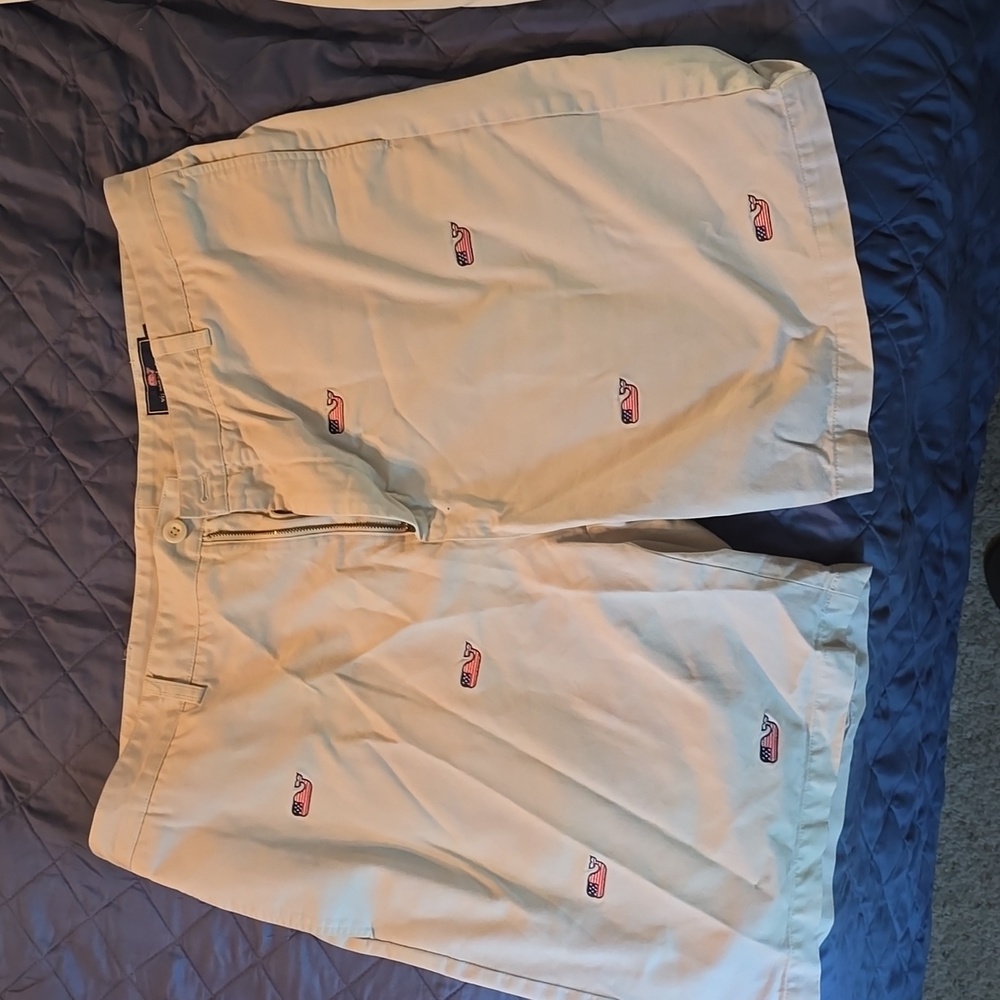 Men's Vineyard Vines khaki shorts (American whales)